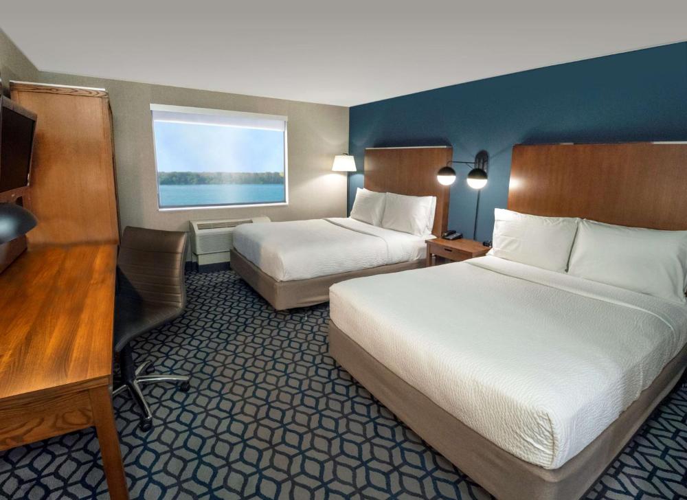 Standard Queen Room with River View interior